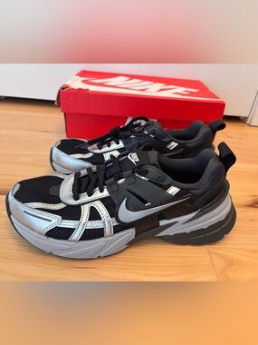 Women’s Nike V2K Run Black Metallic Silver Sz 8.5 New In Box Running Casual